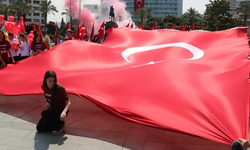 İzmir'de 19 Mayıs coşkusu | Dev bayrak açıldı, coşku zirveye çıktı!