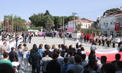 Foça’da 19 Mayıs coşkusu: Denizden bayrak, meydanda gençlik