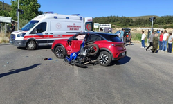 Foça’da Otomobil ile Motosiklet Çarpıştı: 1 Ağır Yaralı