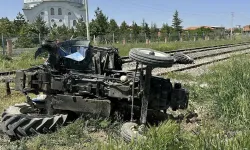 Facianın eşiğinden dönüldü! İzmir-Uşak treni traktörü biçti