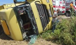 İzmir Kısık’ta Kamyon Bariyerlere Çarparak Devrildi