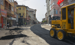 Demirci’de bozuk yollar sıcak asfaltla onarılıyor