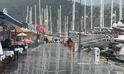 Marmaris’te turistler yağmuru avantaja çevirdi