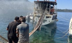 Marmaris'te facianın eşiğinden dönüldü: Yanan tekne denizde battı