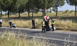 Tire’de trafik faciası: Motosikletliler aracın altında kaldı