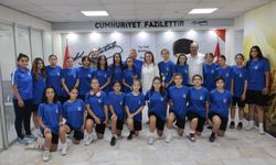 Kupalarını alan Konaklı futbolcular Başkan Mutlu’yu ziyaret etti