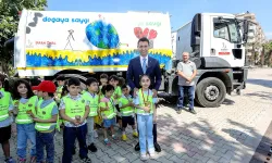 Bayraklı’da çocukların resimleri çöp kamyonlarını süsledi