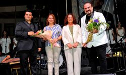 Usta ve çırak tenor aynı sahnede! Çeşme’de Dünya Müzik Günü kutlandı