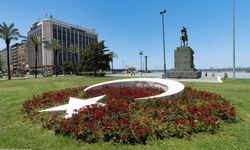 İzmir’de sokaklar çiçeklerle renklendi