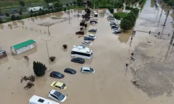 Trabzon’da sel ortasında yatak keyfi! Görenler gözlerine inanamadı