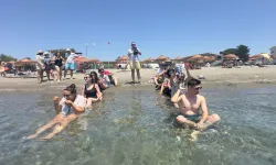 İzmir’de gençlik hareketi: Plajda eğlence zamanı