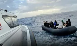 Çeşme açıklarında sürüklenen bottaki 42 göçmen kurtarıldı