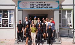 Ayvalık’ta karne coşkusu protokolle kutlandı