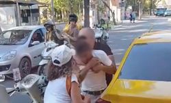 Kaskla saldırdı, yumruk yedi: İzmir’de gergin anlar