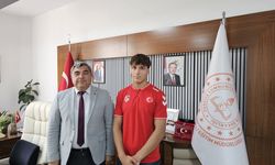 Milli Eğitim Müdürü genç pehlivanı ağırladı