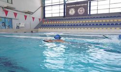Buca Belediyesi’nin yüzme kursuna çocuklar akın etti