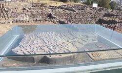 İzmir Büyükşehir Belediye Başkanı Tugay Smyrna kazılarını inceledi