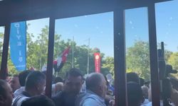 İzmir Büyükşehir Belediyesi iştiraklerinden çıkarılan işçiler Belediye Meclisinin kapısına dayandı