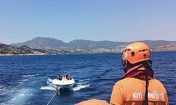 Akvaryum koyunda arızalanan ve sürüklenen tekne kurtarıldı