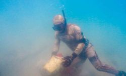 Bodrum’un engin maviliğinde temizlik devam ediyor