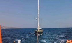 Datça’da açıklarında arızalanan ve sürüklenen yelkenli tekne kurtarıldı