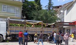 Hayırsever iş adamı vatandaşlara ücretsiz 20 ton karpuz dağıttı