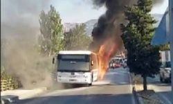 İzmir’de belediye otobüsü alev alev yandı: Yolcular canını zor kurtardı
