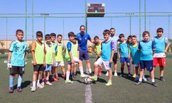 Buca’da futbol aşkı büyüyor: Minikler sahada buluştu
