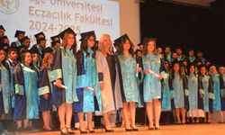 EÜ Eczacılık öğrencileri diplomalarını aldı