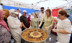 Konak’ta dayanışma simgesi aşure ikramı sürüyor