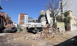 Konak Belediyesi riskli yapıların yıkımına hız verdi