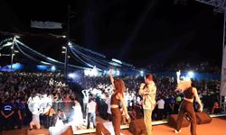 Ece Erken ailesiyle beraber, Sinan Akçıl konserinde eğlendi
