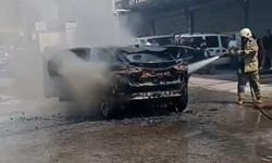 Jaguar marka otomobil Buca’da alev alev yandı