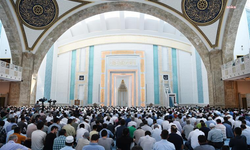 Cuma hutbesinden: "Bazı tatil organizasyonları Allah’ın hükümlerini hiçe sayan, helal haram hassasiyetinden uzak, lüks ve israfın zirveye ulaştığı, nefsani arzu ve isteklerin sınır tanımadığı bir hal aldı"