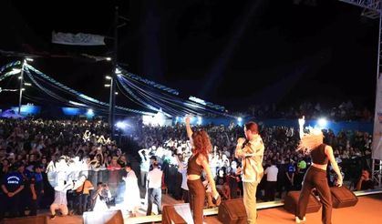 Ece Erken ailesiyle beraber, Sinan Akçıl konserinde eğlendi