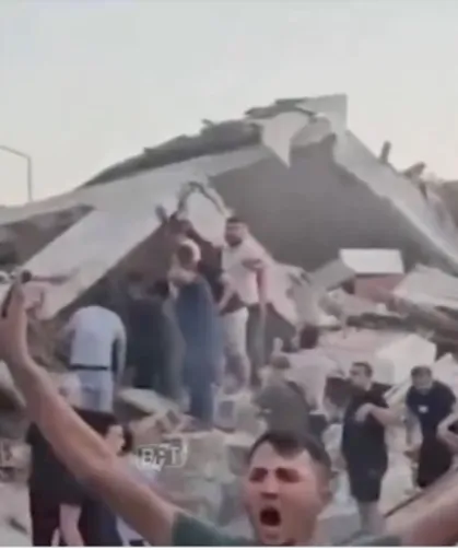 Sındırgı’da bir bina yıkıldı