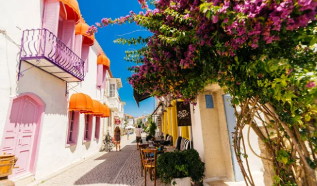 Alaçatı Sokakları: Çeşme’nin En Renkli Caddeleri