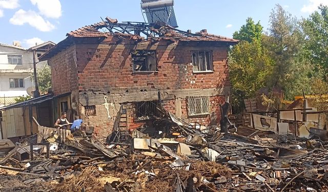 Müstakil Evde Tutuşan Perde Yangına Yol Açtı