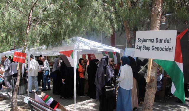 İzmir Katip Çelebi Üniversitesi öğrencileri Gazze için protesto düzenledi