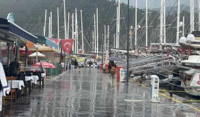 Marmaris’te turistler yağmuru avantaja çevirdi