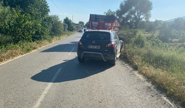 Ödemiş’te Zincirleme Kaza: Otomobil İki Traktöre Çarptı