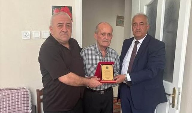Aliağa’nın Çınarına Vefa: Yarım Asırlık Esnafa Plaket