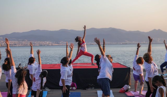Sahilde yoga şöleni: Bayraklı’da Dünya Yoga Günü