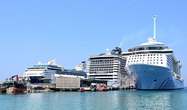 Kuşadası'na bir günde 9 Bin 600 turist geldi