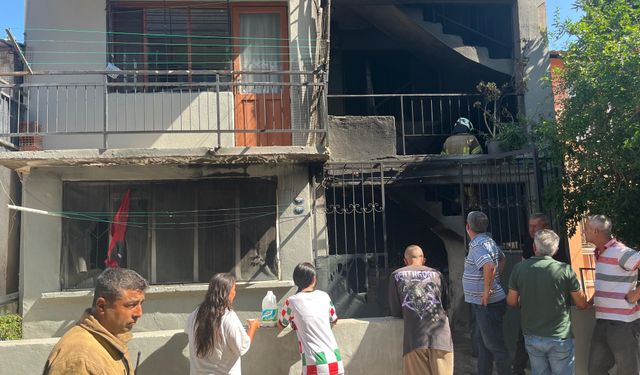 Bayraklı'da korkutan yangın: Genç kız alevlerin arasından kurtarıldı