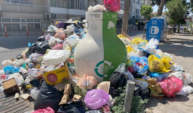 Buca’da grev krizi: Çöp yığınları sokakları sardı