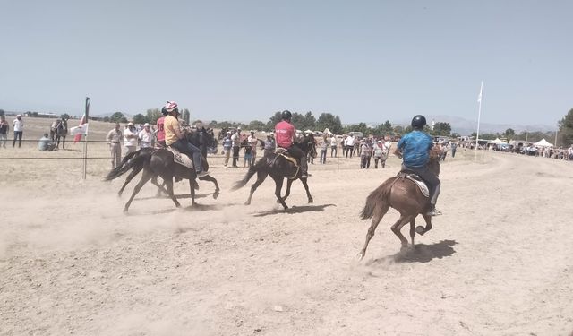 Baklan Ovası’nda Rahvan Atlar Nefesleri Kesti