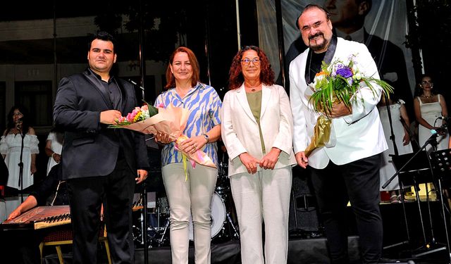 Usta ve çırak tenor aynı sahnede! Çeşme’de Dünya Müzik Günü kutlandı