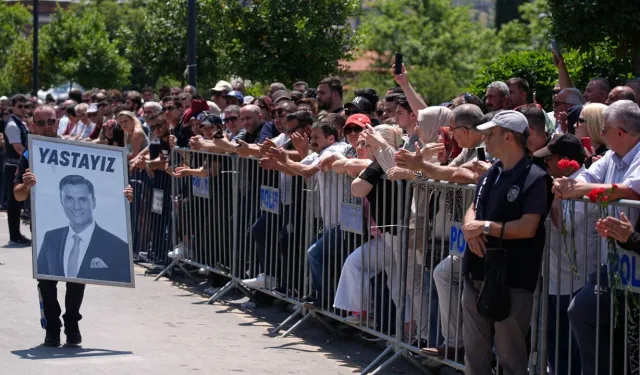 Ferdi Zeyrek’e son veda: Manisa’da taziye kuyruğu valiliğe uzandı
