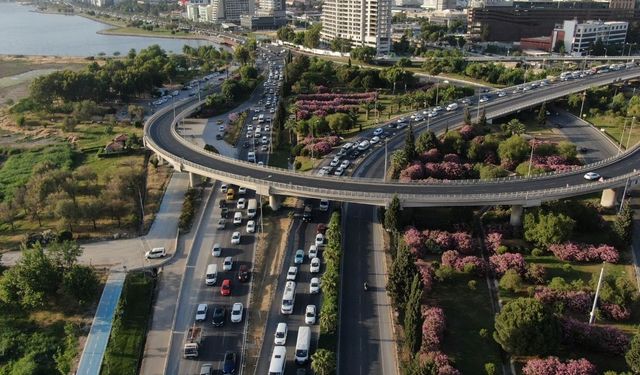 İzmir’in taşıt yükü büyüyor: Trafik daha da yoğunlaşıyor